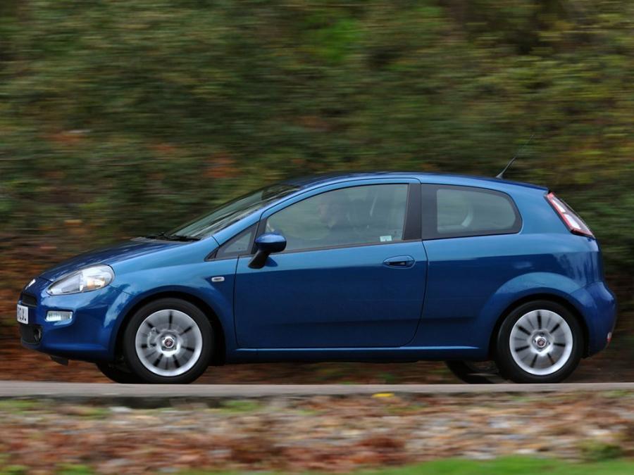  Fiat Punto 3-Door 2012 года  (UK) (фото 9 из 13)